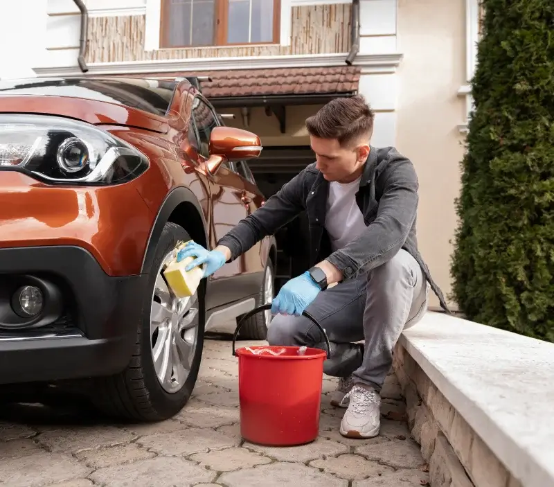 Lavage auto à domicile Cauneille : professionnel intervenant sur un véhicule